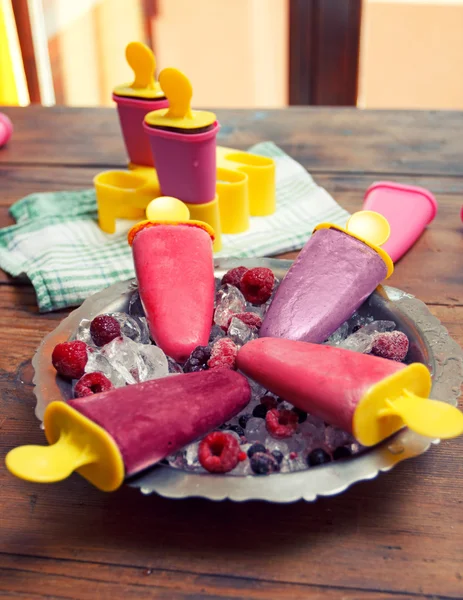 Popsicles on rustic wooden table — Stock Photo, Image