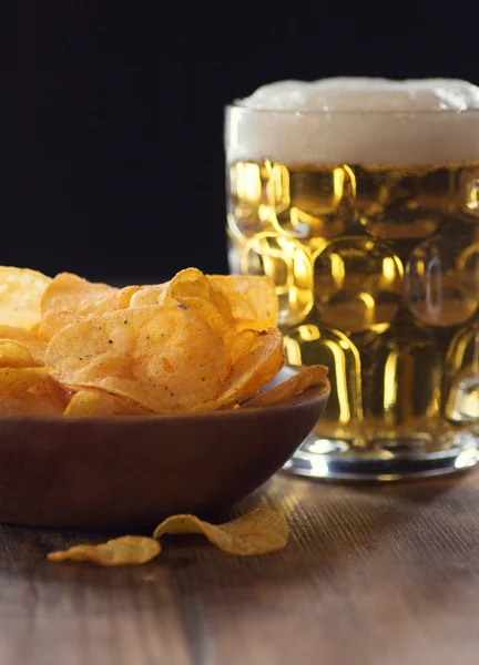 Burgonya Chips és a sör — Stock Fotó