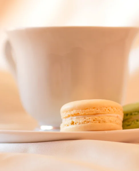 Macaron colorati con caffè — Foto Stock