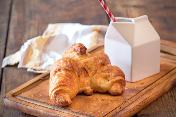 A Fresh hot croissant and milk — Stock Photo, Image