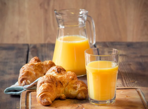 A few Fresh hot whole wheat croissant and orange juice — Stock Photo, Image