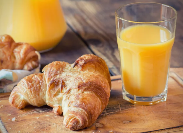 A few Fresh hot whole wheat croissant and orange juice — Stock Photo, Image