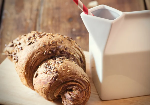 En färsk varm fullkornsvete croissant och mjölk新鲜热整个小麦牛角面包和牛奶 — 图库照片
