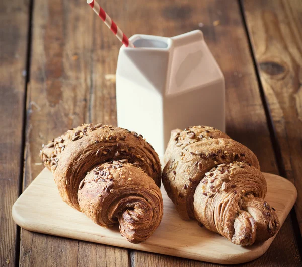 En färsk varm fullkornsvete croissant och mjölk新鲜热整个小麦牛角面包和牛奶 — 图库照片