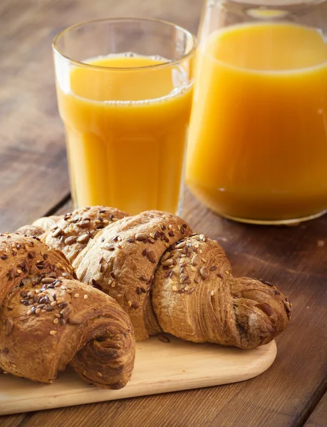 A few Fresh hot whole wheat croissant and orange juice — Stock Photo, Image