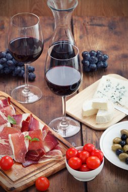 dilimlenmiş jambon ile kırmızı şarap ve zeytin