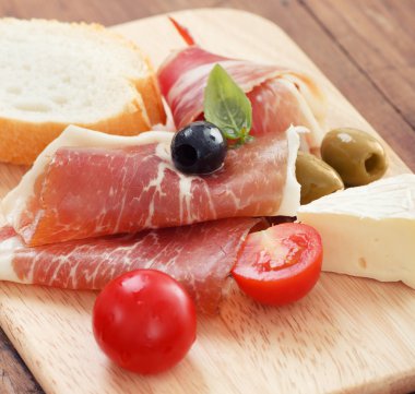 Zeytin peynir ve kiraz domates ile dilimlenmiş jambon