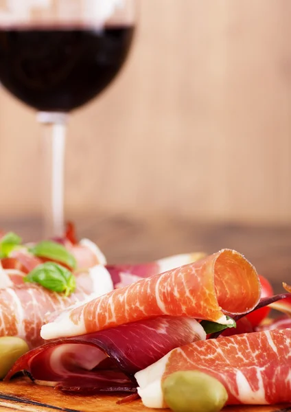 Jamón en rodajas con vino tinto y aceitunas —  Fotos de Stock