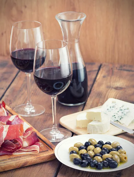 Plasterki szynki z czerwonego wina i oliwek — Zdjęcie stockowe