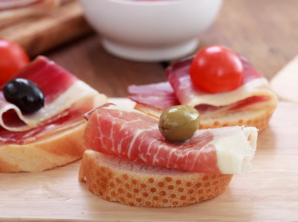 Prosciutto en rodajas con queso de oliva y tomate Cherry —  Fotos de Stock