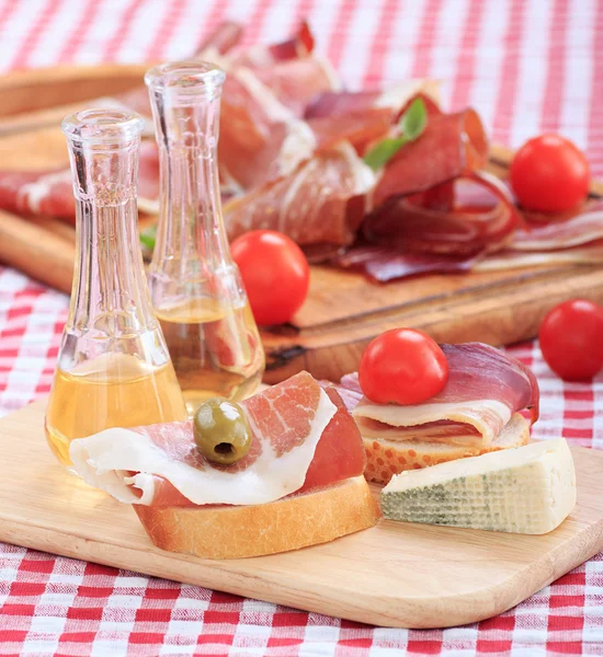 Prosciutto en rodajas con queso de oliva Tomate cherry y aguardiente —  Fotos de Stock