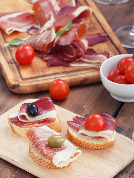 Prosciutto en rodajas con queso de oliva y tomate Cherry —  Fotos de Stock