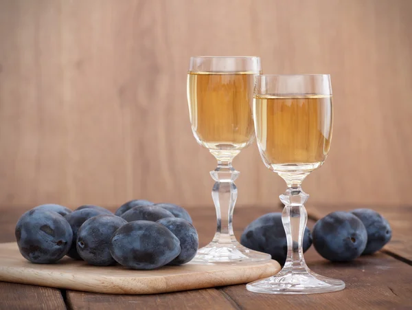 Plommonkonjak eller brännvin med färska och läckra plommon — Stockfoto
