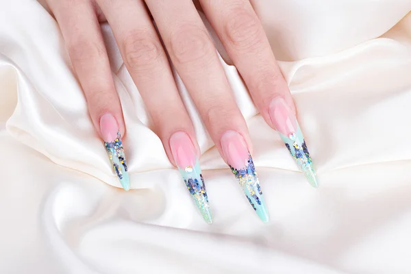 Kvinna händer visar vackra polerade naglar — Stockfoto