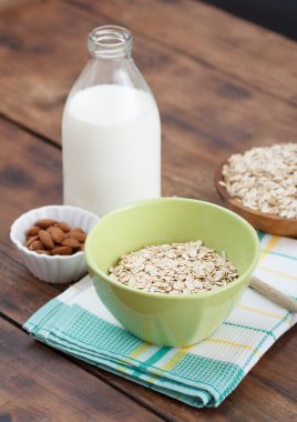 badem ve sütle yulaf ezmesi kase