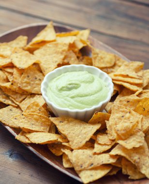 bir tabak cips ve guacamole