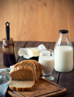 bütün tahıl ekmeği ile süt ahşap tablo