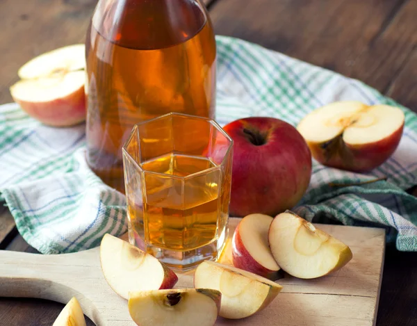 Maçãs e sumo de maçã — Fotografia de Stock