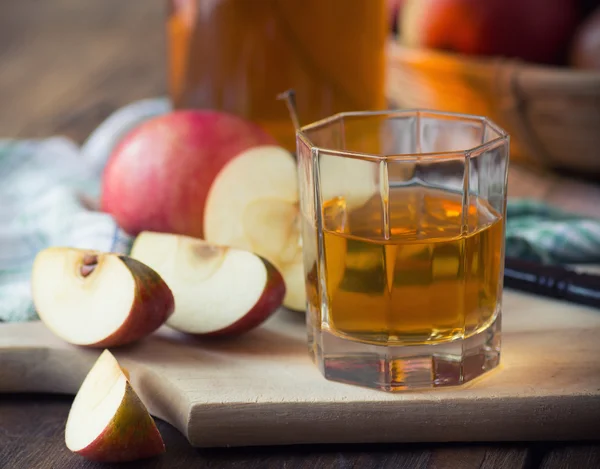 Manzanas y zumo de manzana —  Fotos de Stock