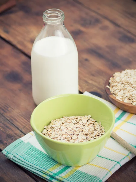 Schüssel Haferflocken und Milch — Stockfoto