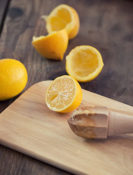 Подготовка лимонада — стоковое фото