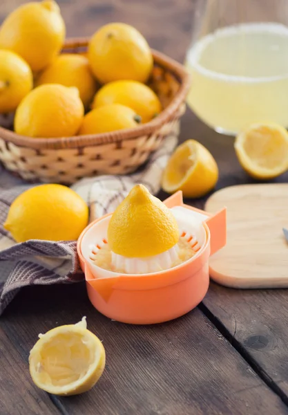 Limonata hazırlanıyor — Stok fotoğraf