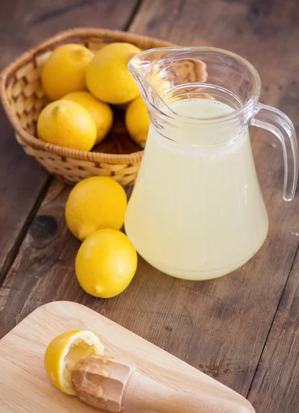 Підготовка лимонад — стокове фото