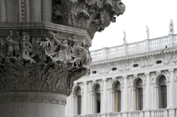 Gravures anciennes sur la colonne en Italie — Photo