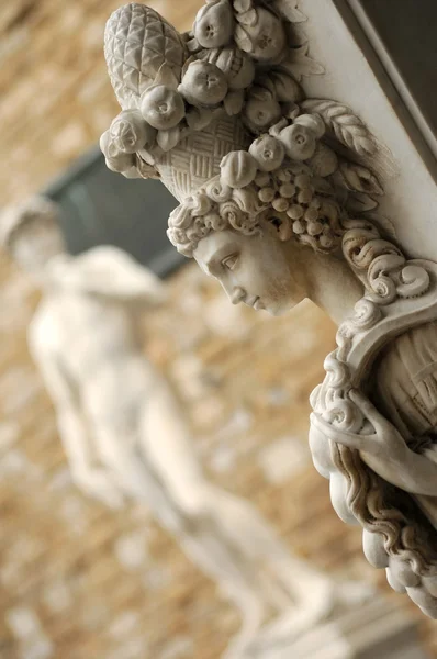 Estatua antigua cabeza con Estatua de David en la Piazza della Signoria en Florencia —  Fotos de Stock