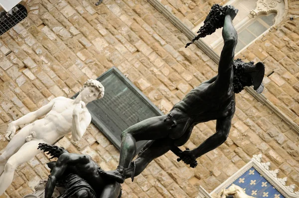 Standbeeld van perseus en david op piazza della signoria in florence — Stockfoto