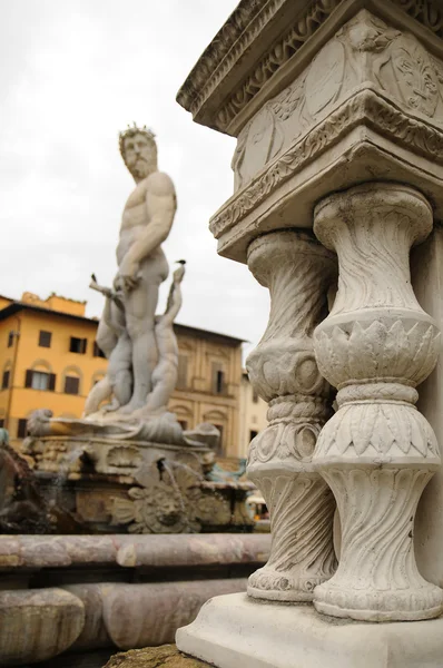Antieke kolommen aan de voorzijde met standbeeld van Neptunus op Piazza della Signoria (Florence) Stockafbeelding