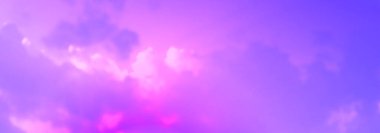 Parlak pembe ve mor gökyüzü vektörü üzerinde gerçekçi bulutlar