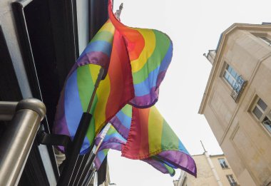 Gururlu gökkuşağı lgbt gay bayrağı gökyüzünde sallanıyor
