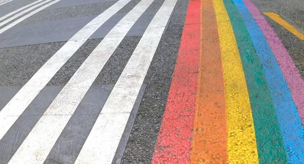 Üzerinde Ibgtq gururlu gökkuşağı çizgileri olan yaya geçidi işaretli. Renkli tebeşir