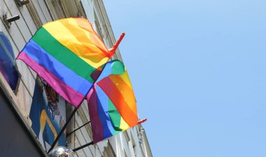 Gururlu gökkuşağı lgbt gay bayrağı gökyüzünde sallanıyor