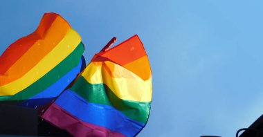 Gururlu gökkuşağı lgbt gay bayrağı gökyüzünde sallanıyor