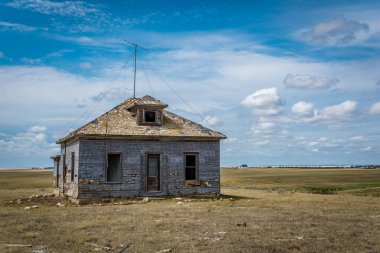 Arka planda tarihi Beyaz Vadi Lutheran Kilisesi ile birlikte terk edilmiş bir ev. 