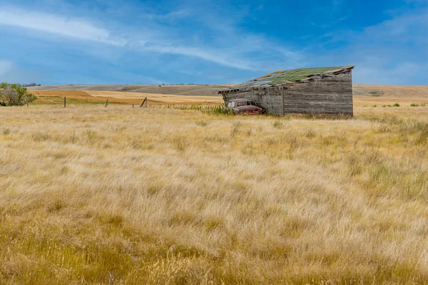 Abandoned Garage Vehicle Abandoned Farmyard Prairies Saskatchewan — Fotografia de Stock