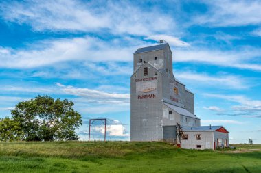 Pangman, Saskatchewan, Kanada - 18 Temmuz 2020: Pangman, Saskatchewan, Kanada 'da terk edilmiş buğday havuzu tahıl asansörü