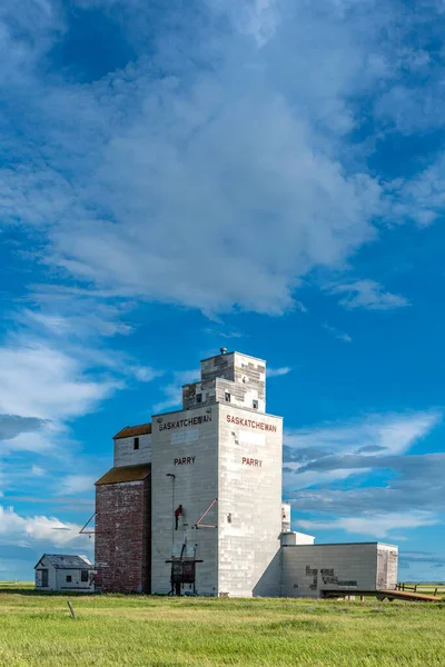 カナダのサスカチュワン州パリーにある放棄された穀物エレベーター — ストック写真