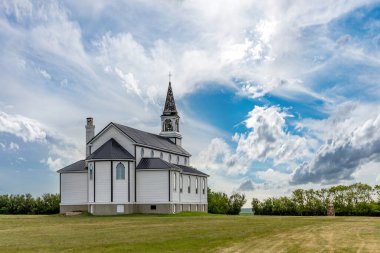 Lider, SK, Kanada yakınlarındaki Blumenfeld Katolik Kilisesi 'nin arkasında dramatik bir gökyüzü