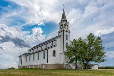 Lider, SK, Kanada yakınlarındaki Blumenfeld Katolik Kilisesi üzerinde dramatik bir gökyüzü