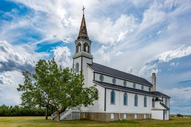 Lider, SK, Kanada yakınlarındaki Blumenfeld Katolik Kilisesi üzerinde dramatik bir gökyüzü
