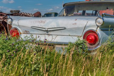 Saskatchewan bozkırlarındaki uzun çimlere terk edilmiş klasik bir araba.