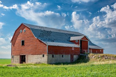 Saskatchewan 'da terk edilmiş kırmızı bir bodrum ya da bir banka ambarı.