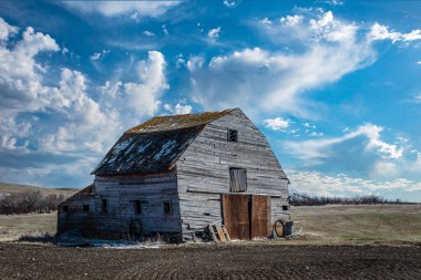 Saskatchewan 'da terk edilmiş bir ahır. 