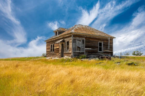 Blue Sky Old Abandoned Home Surrounded Junk Prairies Saskatchewan — Stock Photo, Image
