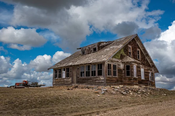 Blue Sky Old Abandoned Home Truck Prairies Saskatchewan — Fotografia de Stock