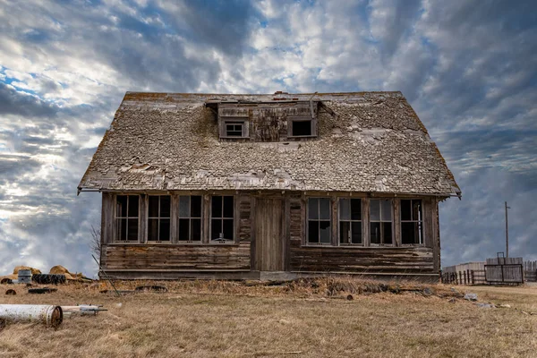 Céu Azul Sobre Velho Lar Abandonado Nas Pradarias Saskatchewan — Fotografia de Stock
