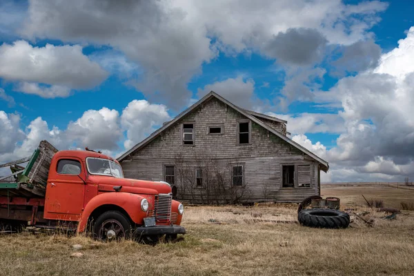 Cielo Azul Sobre Una Vieja Casa Abandonada Camión Las Praderas — Foto de Stock